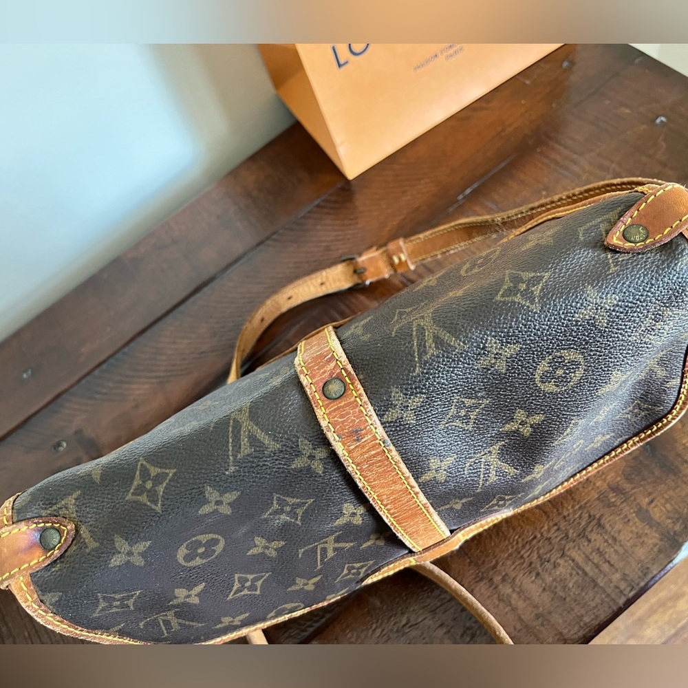 Louis Vuitton Saumur 30 in Monogram - Picture 14 of 15
